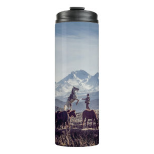 PFERDE IN BROWN OFFENEM FELD MIT BLICK BERG AM TAG THERMOSBECHER