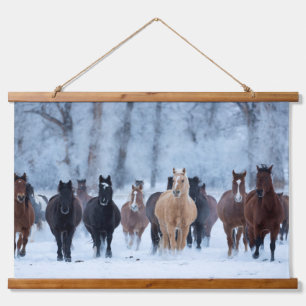 Pferde in der Kälte Wandteppich Mit Holzrahmen