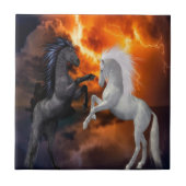 Pferde kämpfen in einem schlechten Blitzschlag Fliese (Vorderseite)