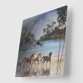 Pferde laufen auf der Stranduhr Quadratische Wanduhr (Winkel)