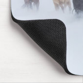 Pferde laufen durch den Schnee Mousepad (Ecke)
