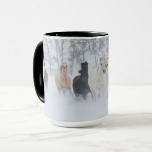 Pferde laufen durch den Schnee Tasse