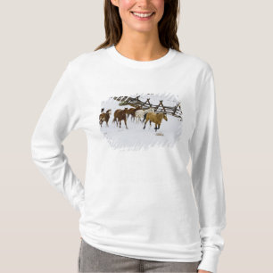 Pferde laufen im Schnee T-Shirt