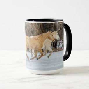 Pferde laufen im Schnee Tasse