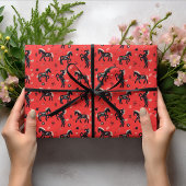 Pferde mit blumengeschmückten Ornamenten auf rotem Geschenkpapier