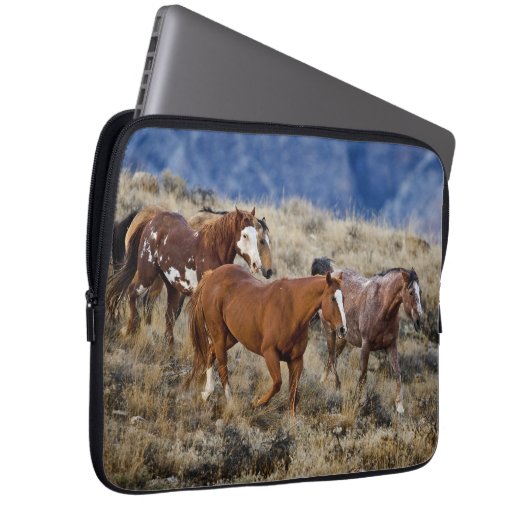 Pferde Roaming in den Hügeln Laptopschutzhülle (Vorne Rechts)