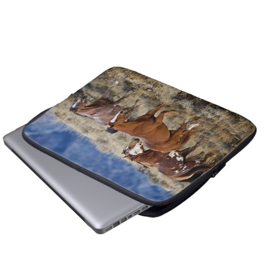 Pferde Roaming in den Hügeln Laptopschutzhülle (Vorne Knopf)