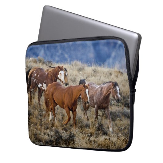 Pferde Roaming in den Hügeln Laptopschutzhülle (Vorderseite Links)