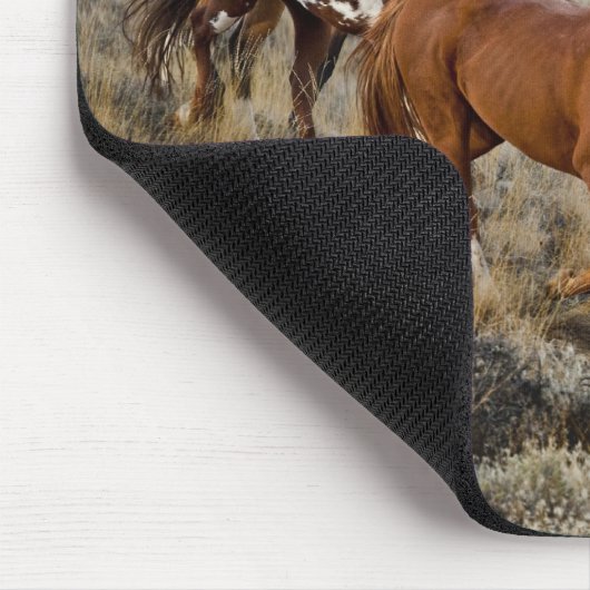 Pferde Roaming in den Hügeln Mousepad (Ecke)
