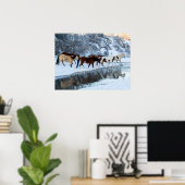 Pferde überqueren den Bach Poster (Heimbüro)