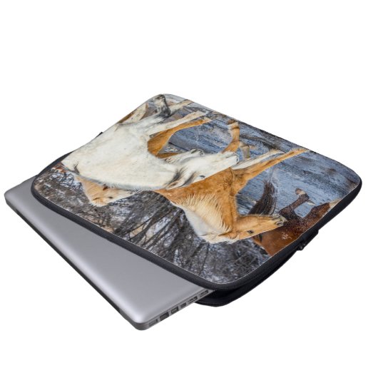 Pferde überqueren den Strom Laptopschutzhülle (Vorne Knopf)