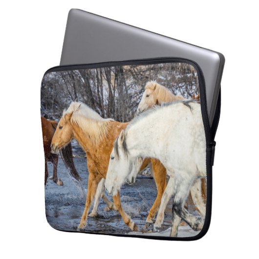 Pferde überqueren den Strom Laptopschutzhülle (Vorderseite Links)