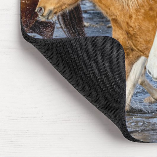 Pferde überqueren den Strom Mousepad (Ecke)