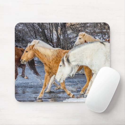 Pferde überqueren den Strom Mousepad (Mit Mouse)