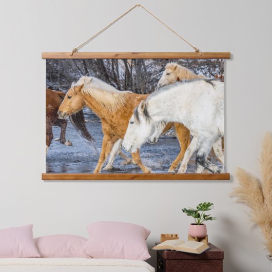Pferde überqueren den Strom Wandteppich Mit Holzrahmen (Schlafzimmer)