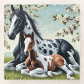 Pferde und Fohlen ruhen Amid blühende Bäume Glasuntersetzer (Vorderseite)