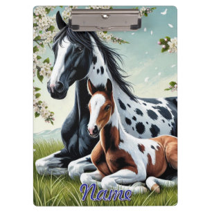 Pferde und Fohlen ruhen Amid blühende Bäume Klemmbrett