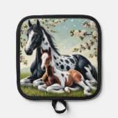 Pferde und Fohlen ruhen Amid blühende Bäume Topflappen (Vorderseite)