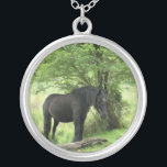 PFERDE VERSILBERTE KETTE<br><div class="desc">Eine schöne schwarze Stute,  die im Schatten eines Baumes ruht.</div>
