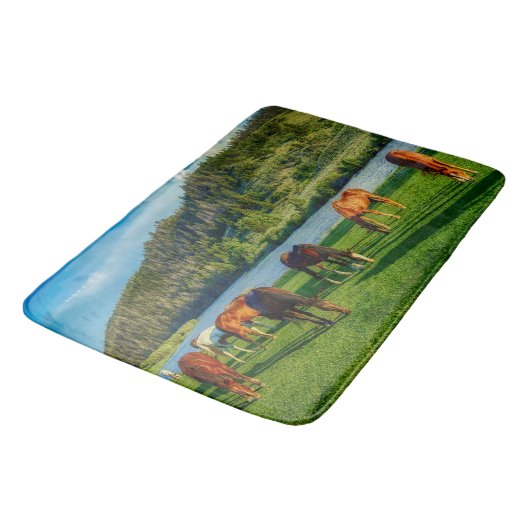 Pferde Weiden in der Nähe eines Flusses und Berges Badematte (Schrägansicht)