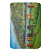 Pferde Weiden in der Nähe eines Flusses und Berges Badematte (Vorderseite Vertikal)