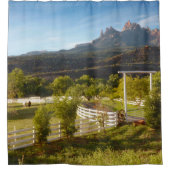 Pferde, weißer Zaun, Duschvorhang aus rotem Rock (Vorderseite)