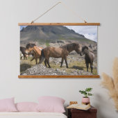 Pferdebestand, in der Nähe von Hofn, Island Wandteppich Mit Holzrahmen (Schlafzimmer)