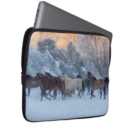 Pferdefahrt im Winter auf der Hideout Ranch Laptopschutzhülle (Vorne Rechts)
