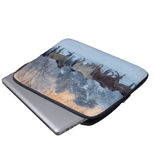 Pferdefahrt im Winter auf der Hideout Ranch Laptopschutzhülle (Vorne Knopf)