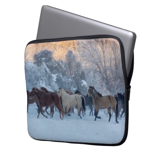 Pferdefahrt im Winter auf der Hideout Ranch Laptopschutzhülle (Vorderseite Links)