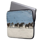 Pferdefahrt im Winter auf der Hideout Ranch Laptopschutzhülle (Vorderseite Links)