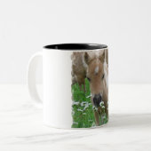 Pferdefohlen-riechende Blumen auf einer Tasse (Vorderseite Links)