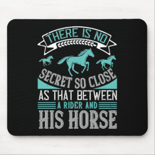 Pferdegeheimnis zwischen Reiter und seinem Pferd Mousepad