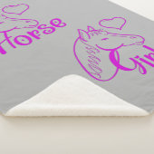 PferdeGirl Lila mit Pferdekopf-Schriftart Sherpadecke (3/4)