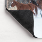 Pferdeherde, die in Winterschnee laufen Mousepad (Ecke)