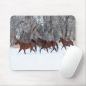 Pferdeherde, die in Winterschnee laufen Mousepad (Mit Mouse)