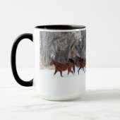 Pferdeherde, die in Winterschnee laufen Tasse (Links)