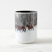Pferdeherde, die in Winterschnee laufen Tasse (Zentrum)