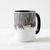 Pferdeherde, die in Winterschnee laufen Tasse (VorderseiteRechts)