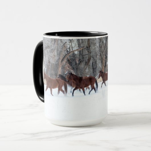 Pferdeherde, die in Winterschnee laufen Tasse (Vorderseite Links)