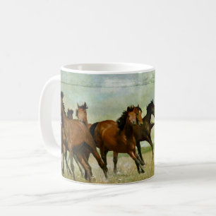 Pferdeherde galoppiert über ein grasbewachsenes Fe Kaffeetasse