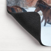 Pferdeherde läuft im Schnee Mousepad (Ecke)
