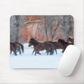 Pferdeherde läuft im Schnee Mousepad (Mit Mouse)