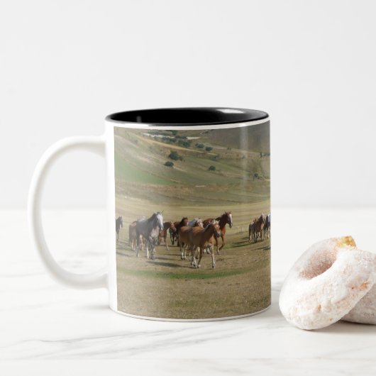 Pferdeherde Zweifarbige Tasse (Mit Donut)