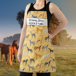 Pferdemuster und passender Horseshoustext Schürze<br><div class="desc">Eine lustige Schürze mit einem Pferdemuster und glücklichen Hufeisen und zwei Textzeilen, dem Namen eines Pferdeliebhabers, Ranch, Stall oder Stallname hinzufügen oder Text und Rechteck löschen und einfach das Muster haben. Ideal für Personen, die in einem Stall, Stall, Western-Restaurant arbeiten oder Pferdefreunde oder Pferdebesitzer betreiben. Auch gut für Gärtnern und...</div>