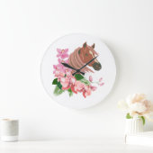 Pferdeportrait mit orchitischen Blüten Große Wanduhr (Zuhause)