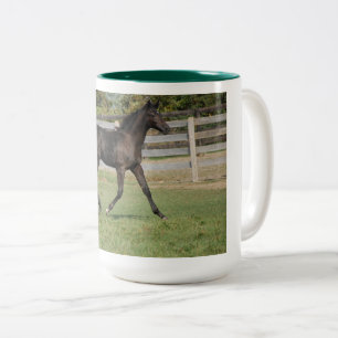 Pferderennen auf dem Feld Zweifarbige Tasse