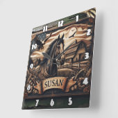 Pferdeschild mit Stall und Adler in der Abenddämme Quadratische Wanduhr (Winkel)