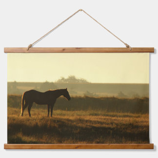 Pferdesilhouette im Morgenlicht. Wandteppich Mit Holzrahmen