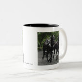 Pferdewechsel in Schritt Zweifarbige Tasse (VorderseiteRechts)